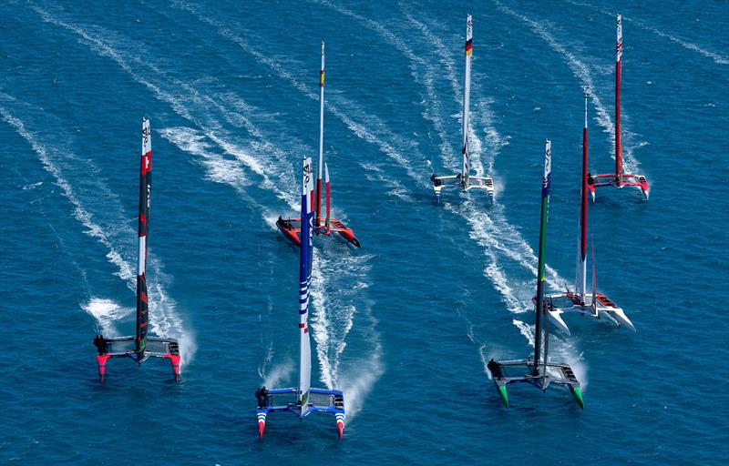 France SailGP Team helmed by Quentin Delapierre ahead of Australia SailGP Team helmed by Tom Slingsby and the fleet on Race Day 1 of the Apex Group Bermuda Sail Grand Prix in Bermuda - photo © Bob Martin for SailGP