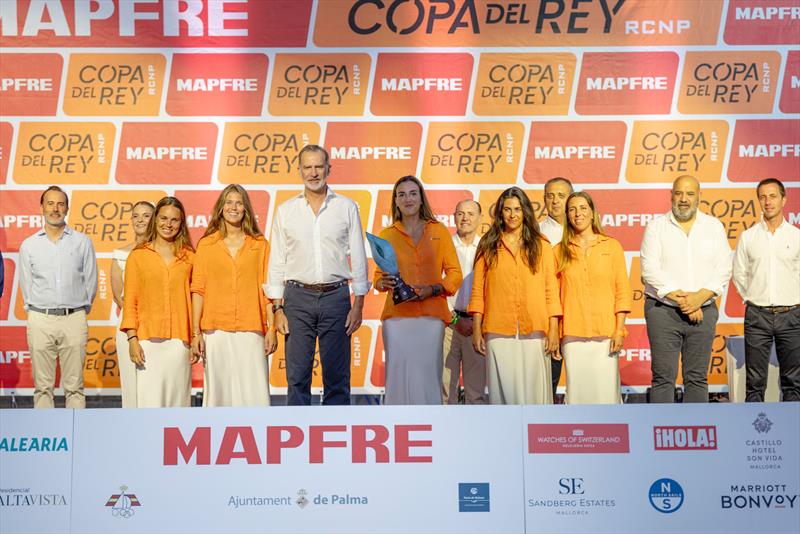 Citanias RCNV, Women's Cup winners with H.M. The King Felipe of Spain at the 42nd Copa del Rey MAPFRE Prize Giving - photo © María Muiña / Copa del Rey MAPFRE