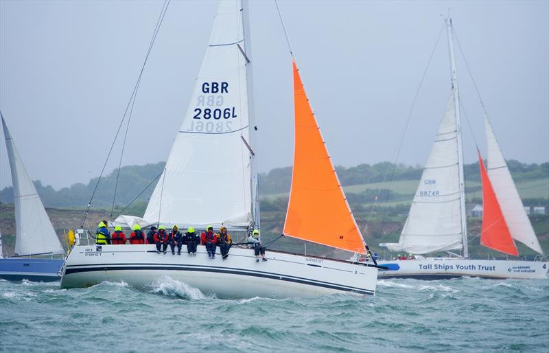 Strong winds for the 2024 Round the Island Race - photo © Tom Hicks / www.solentaction.com