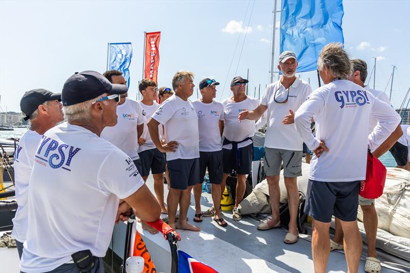 King Felipe congratulates Teatro del Soho Altavista at the 42nd Copa del Rey MAPFRE - photo © Laura G. Guerra / Copa del Rey MAPFRE