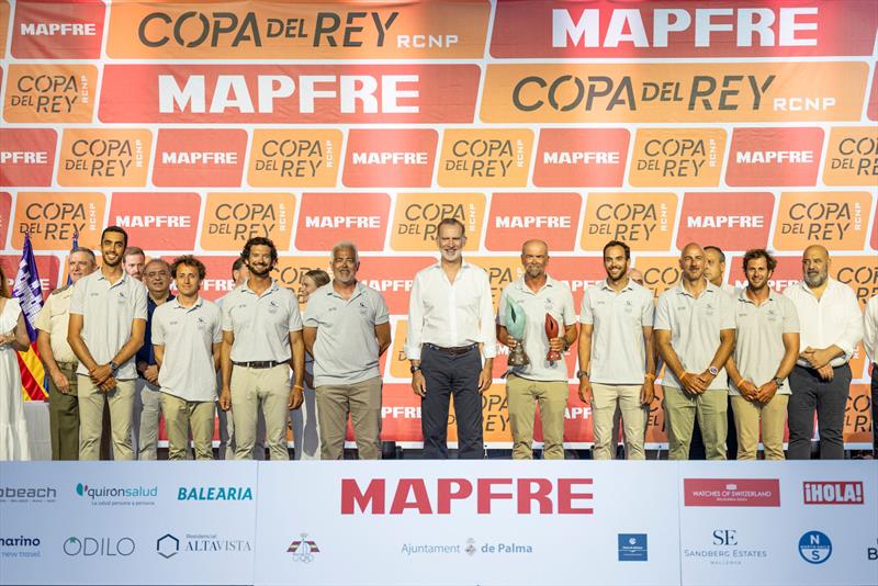 Fala Pouco, Balearia ORC 3 winners with H.M. The King Felipe of Spain at the 42nd Copa del Rey MAPFRE Prize Giving - photo © María Muiña / Copa del Rey MAPFRE