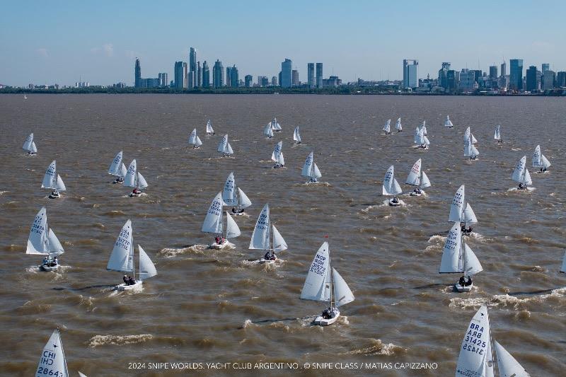 Day 4 of the 2024 Snipe World Championship in Buenos Aires, Argentina photo copyright Matias Capizzano / www.capizzano.com taken at Yacht Club Argentino and featuring the Snipe class