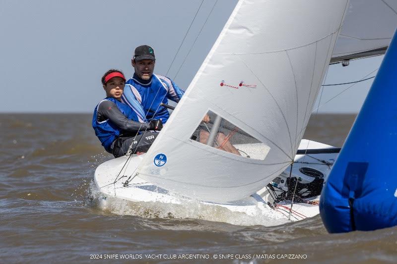 Day 4 of the 2024 Snipe World Championship in Buenos Aires, Argentina photo copyright Matias Capizzano / www.capizzano.com taken at Yacht Club Argentino and featuring the Snipe class